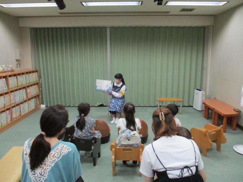 職場体験の中学生の読み聞かせの様子